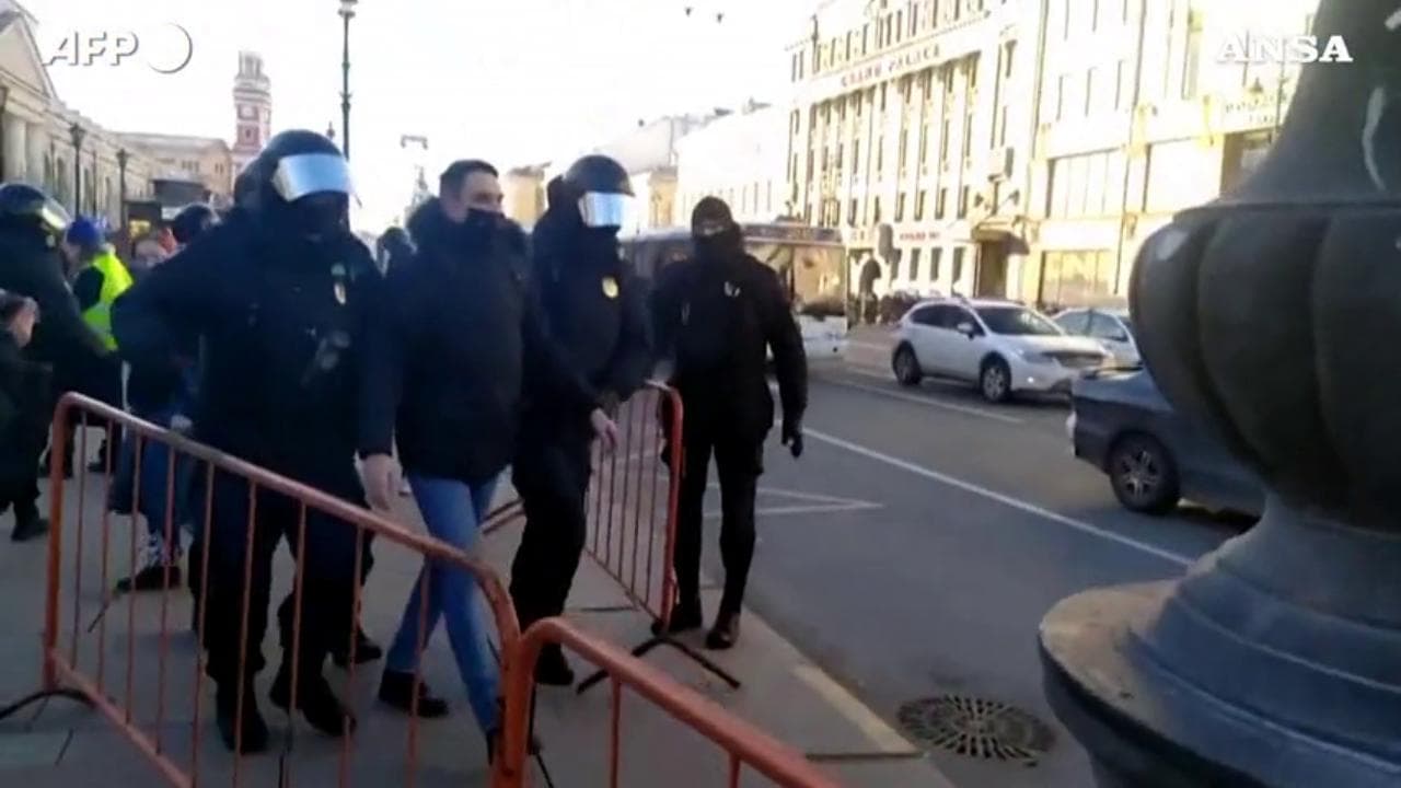 Proteste a Mosca e San Pietroburgo contro la guerra in Ucraina: polizia arresta manifestanti