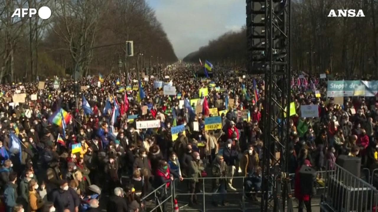 Crisi Ucraina, marea umana per la pace a Berlino: centinaia di migliaia di manifestanti