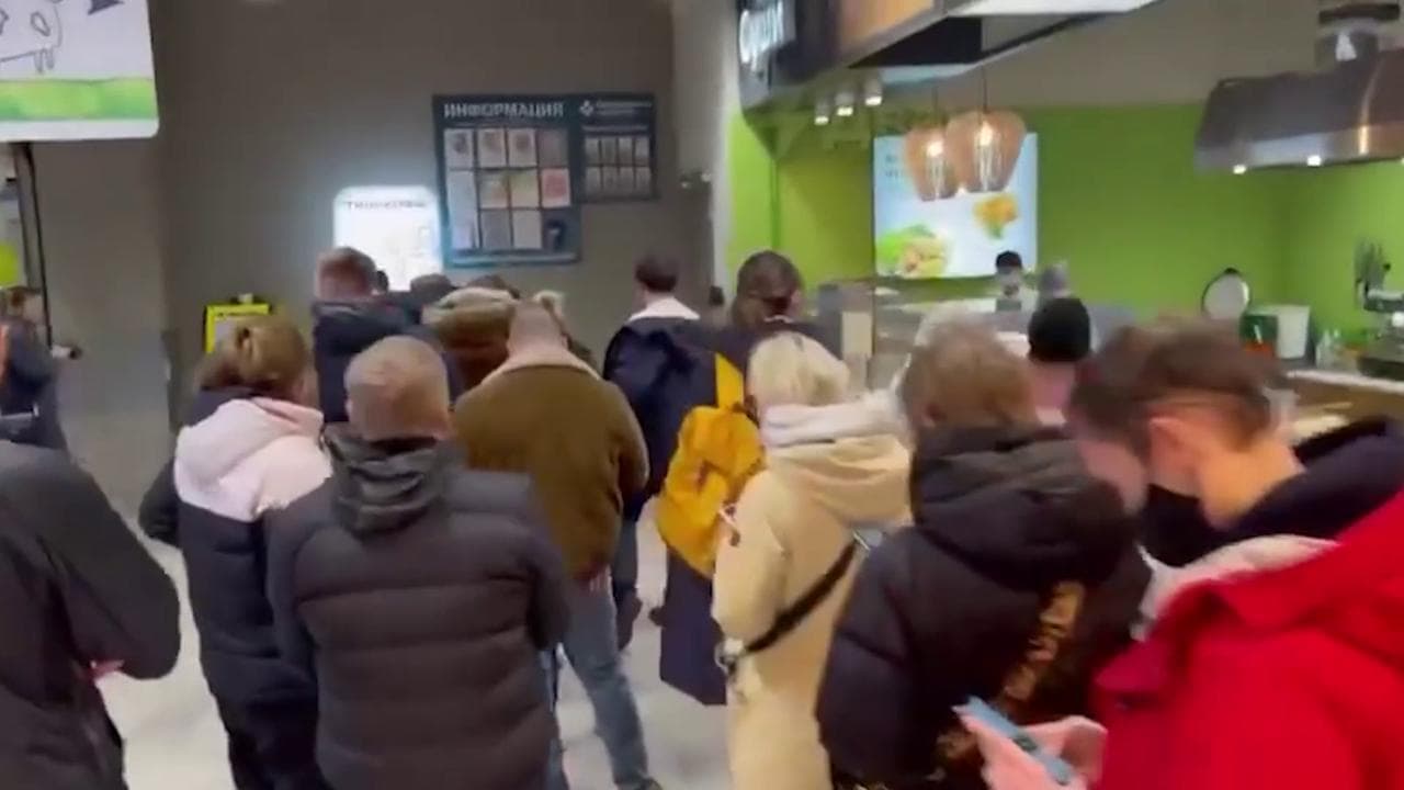 Guerra in Ucraina, in Russia lunghe code agli sportelli Bancomat per ritirare contanti