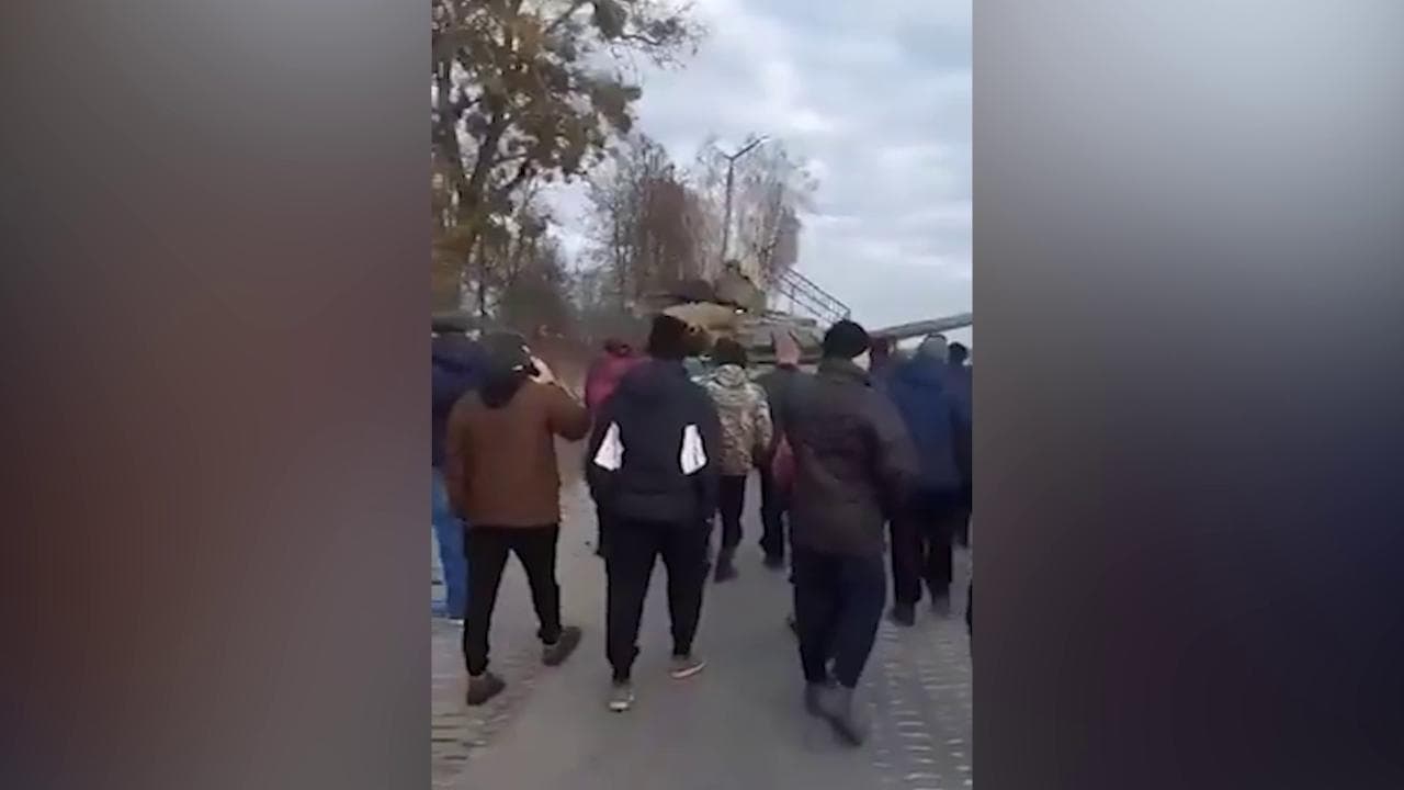 Ucraina, decine di persone formano uno scudo umano a Korukivka: i carri armati russi si ritirano