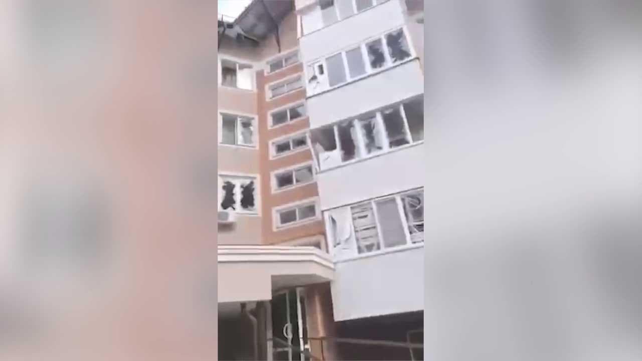 Palazzi distrutti, carri armati in strada, esplosioni sullo sfondo: battaglia a Bucha, vicino a Kiev
