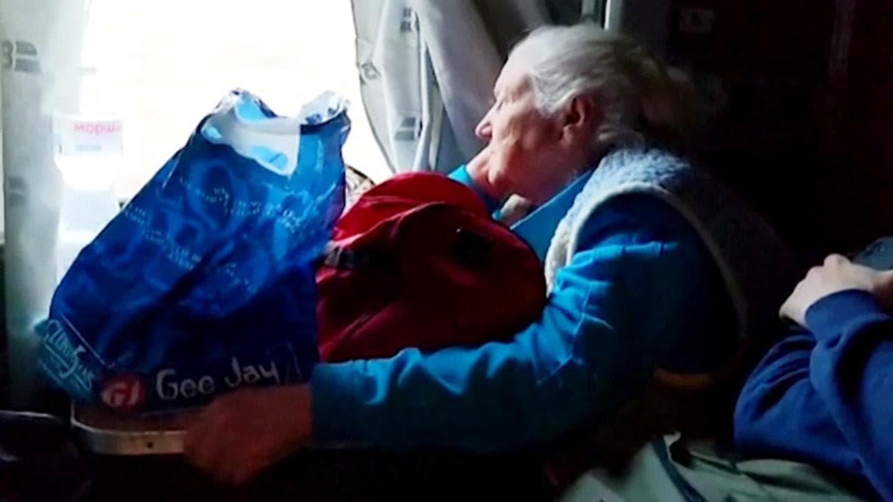 Ucraina, fuga da Kiev: a bordo del treno che dalla capitale porta al confine con la Romania