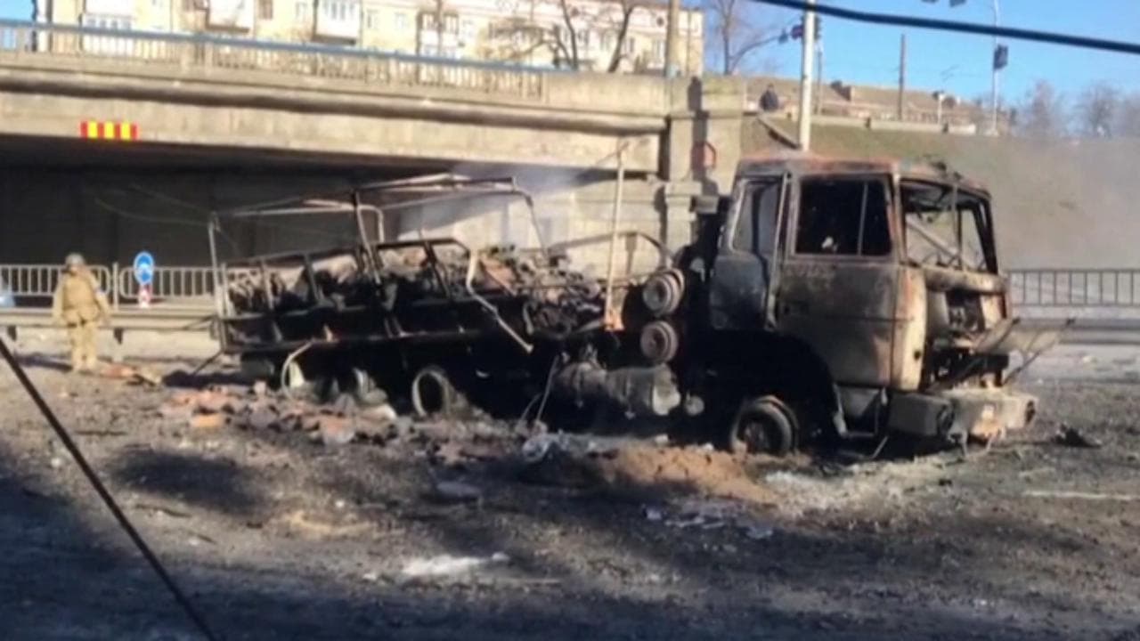 Ucraina, armi russe distrutte e veicoli bruciati per le strade di Kiev