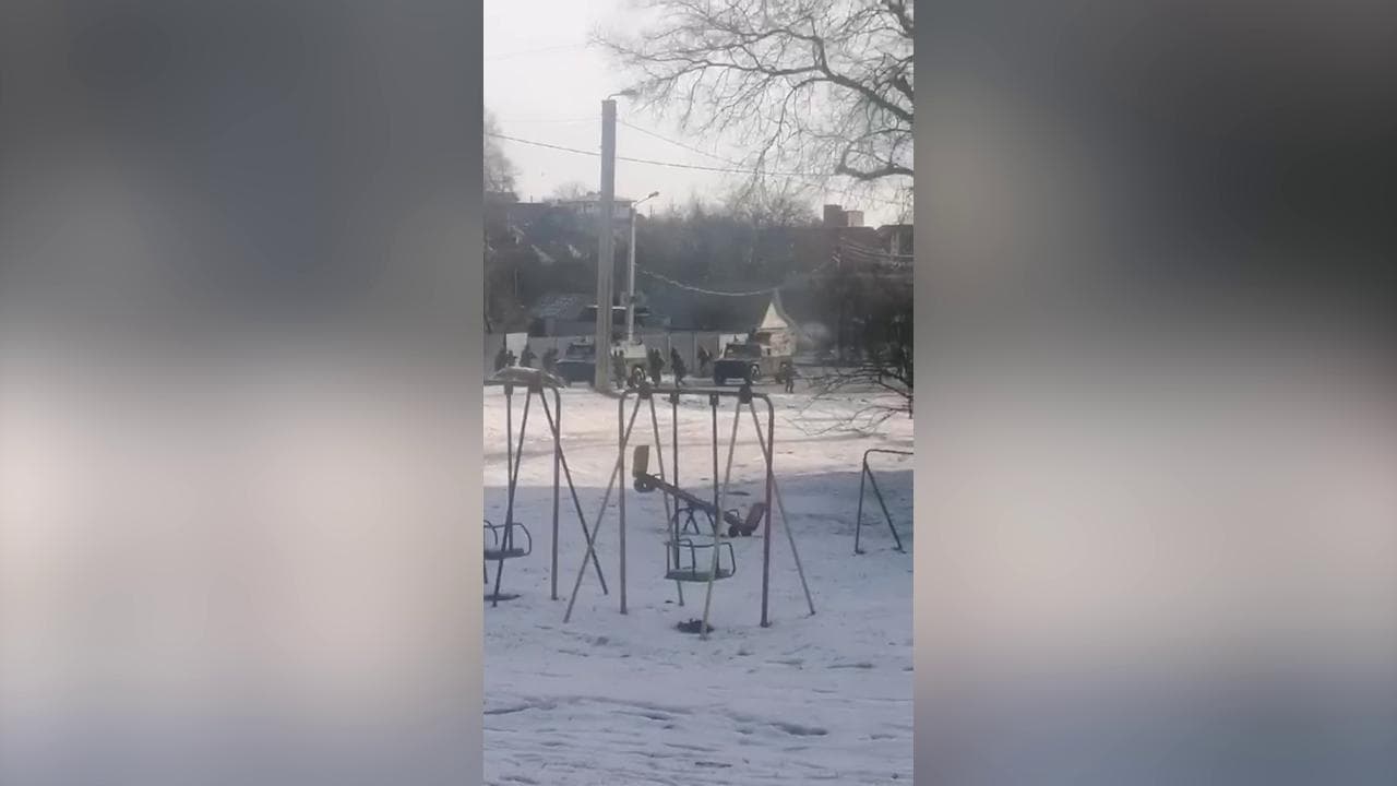 Ucraina, la guerra nel parco giochi: i camion dell'artiglieria russa attraversano Kharkiv