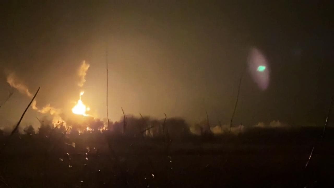 Missili russi sull'Ucraina, forti esplosioni vicino a Kiev: colpiti depositi di carburante