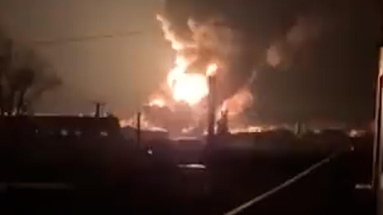 Ucraina, i russi attaccano Kharkiv: l'incendio del gasdotto
