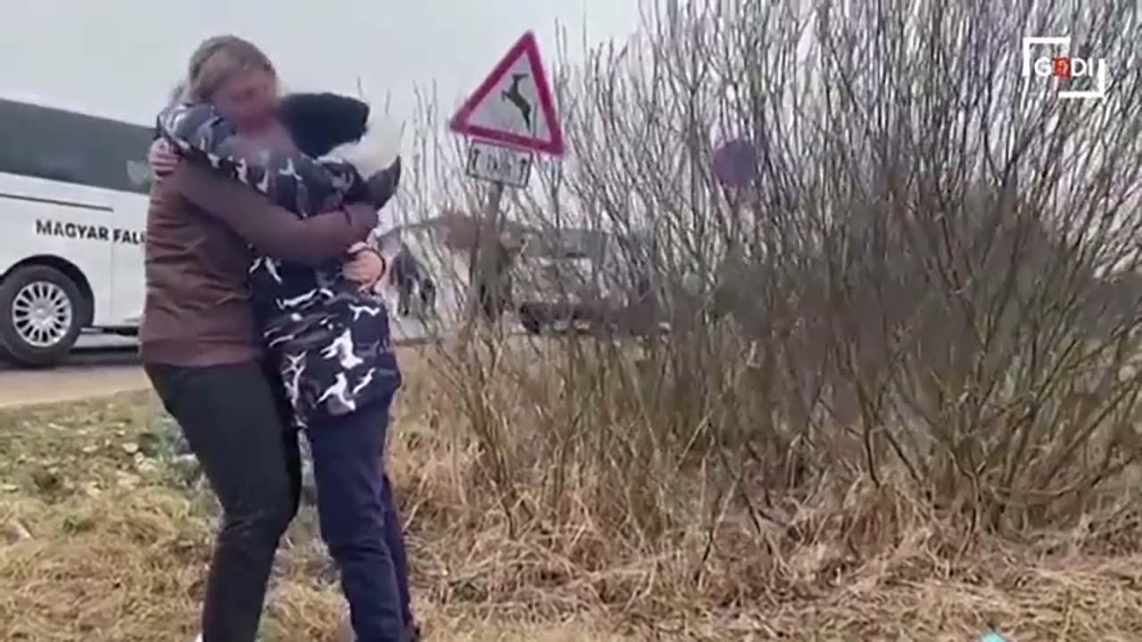 Guerra in Ucraina, mamma arrivata dall'Italia abbraccia i suoi bambini accompagnati al confine da una sconosciuta