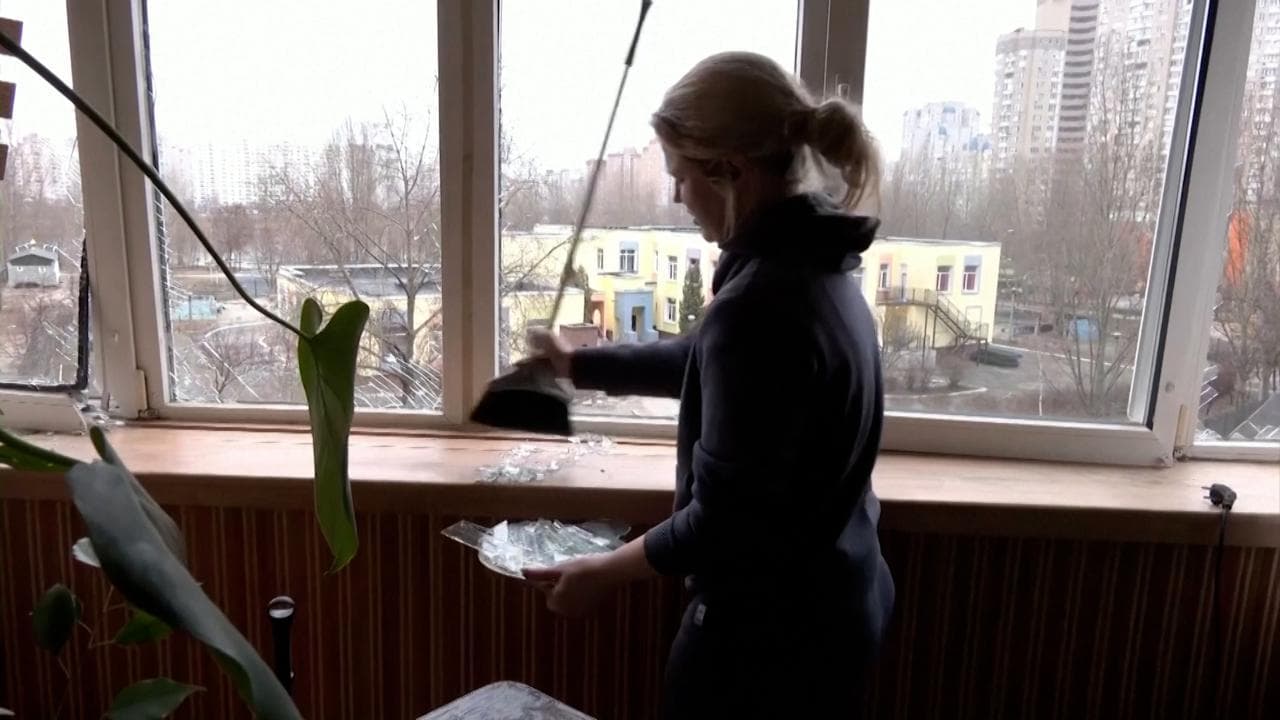 Ucraina, in lacrime e tra i vetri rotti una cittadina di Kiev canta l'inno nazionale