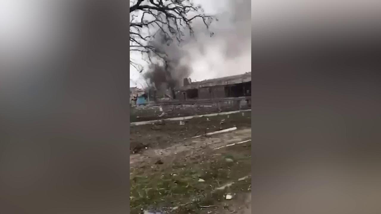 Ucraina, villaggio colpito dalle bombe: corpi per strada