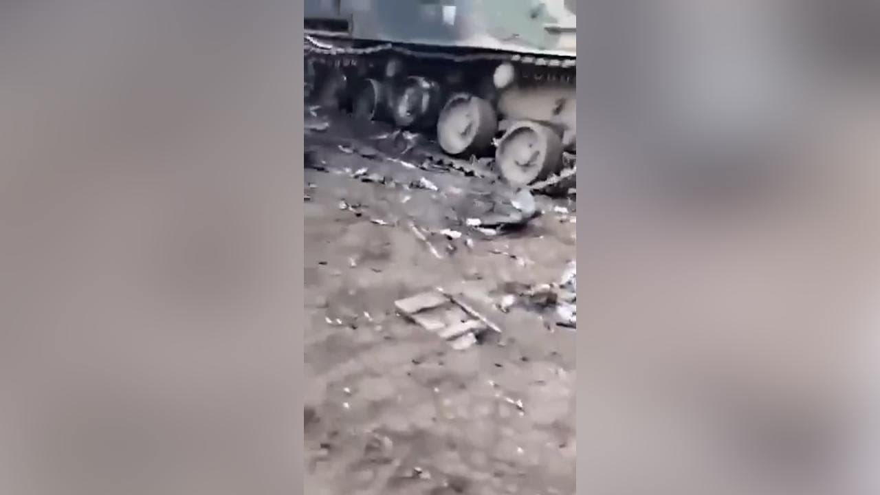 Ucraina, carro armato russo distrutto sulla riva del Dnepr: i corpi dei soldati giacciono a terra