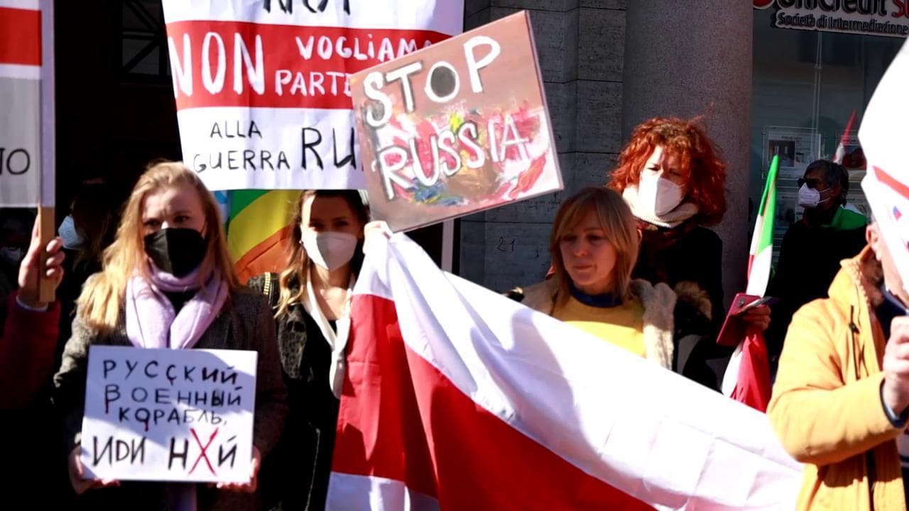 Crisi Ucraina, le bandiere della pace riempiono Piazza Santi Apostoli: "Fermate la guerra subito"