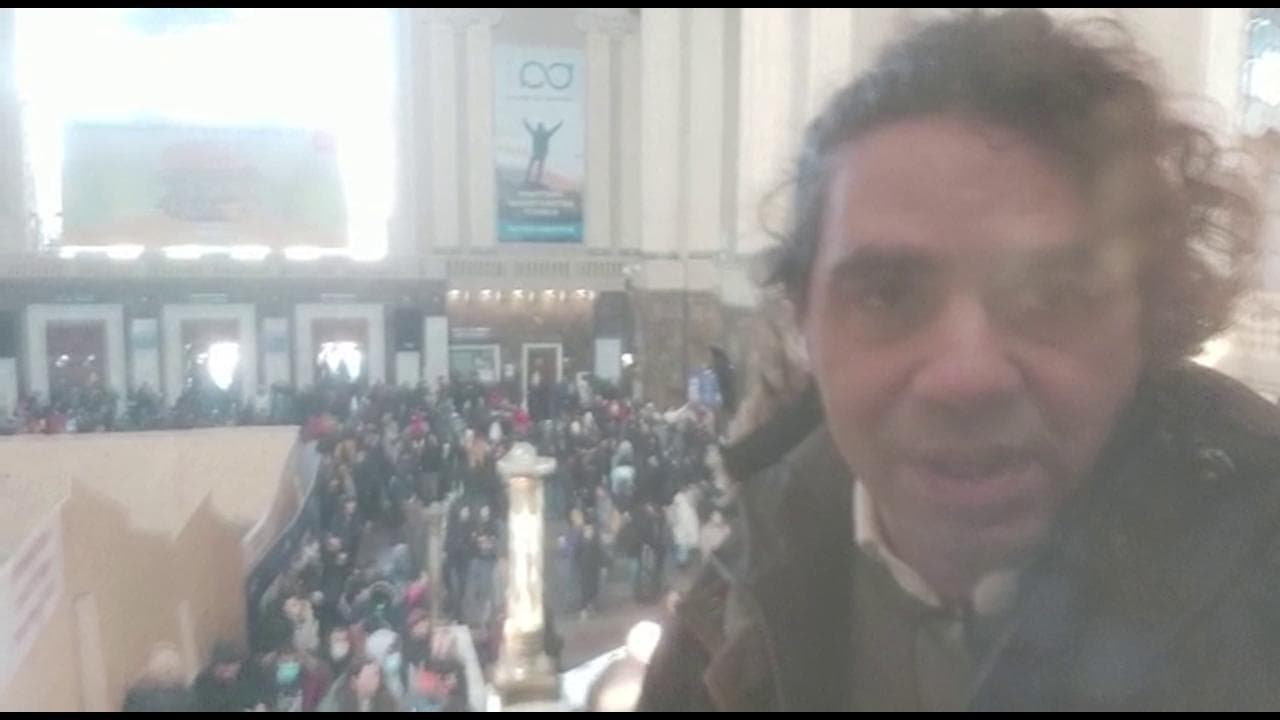 Ucraina, l'inviato Paolo Brera nella stazione centrale di Kiev: "La grande fuga verso la salvezza"