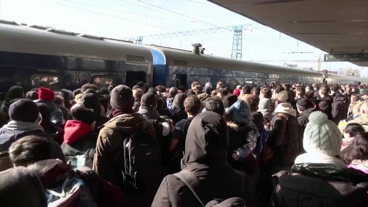 Ucraina, folla accalcata alla stazione di Kiev: la polizia spara