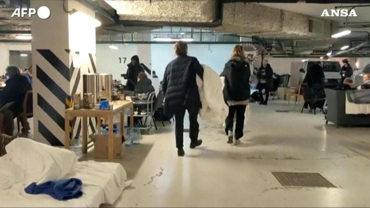 Ucraina, a Kiev hotel usati come rifugi: decine di persone accampate al Radisson Blu