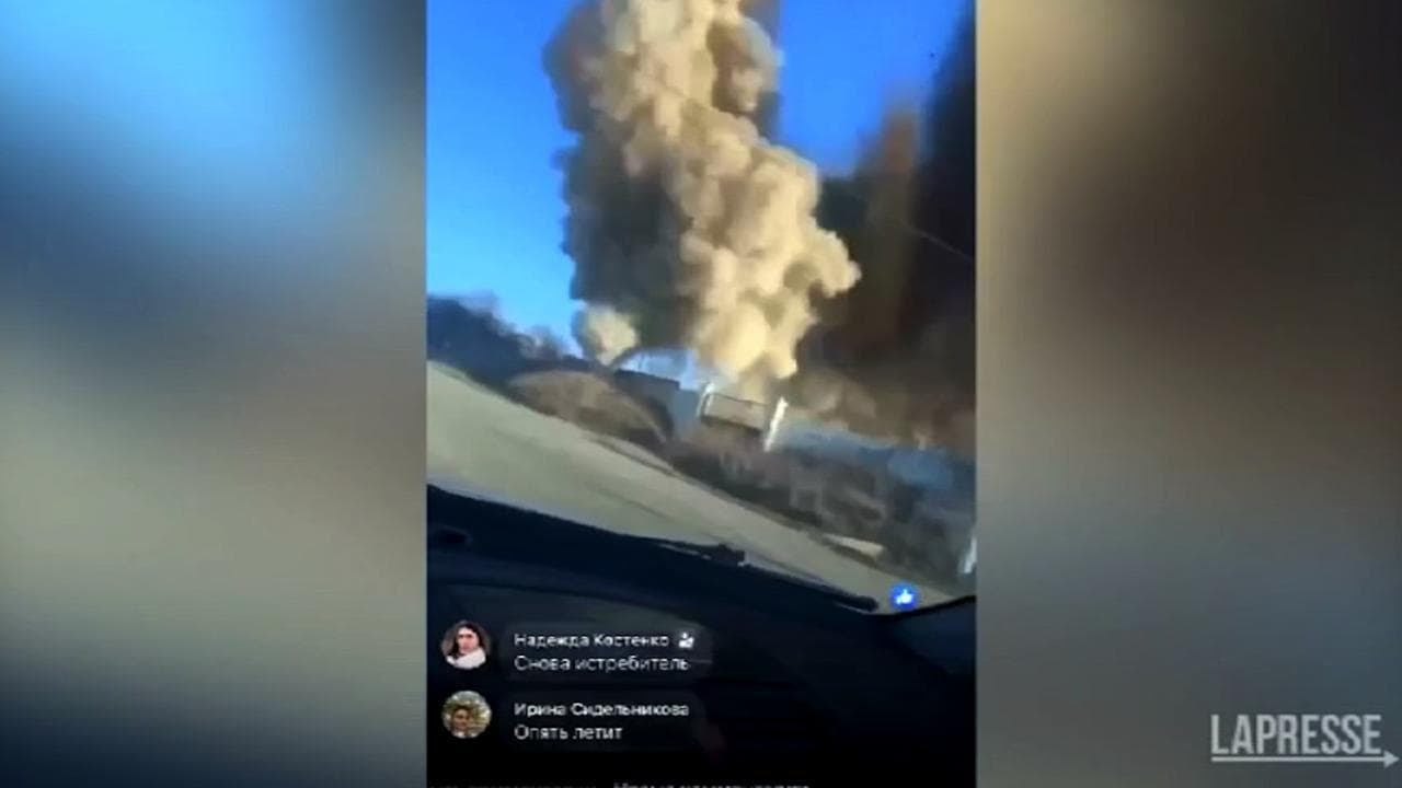 Ucraina, missile sfiora un'auto: l'esplosione vista dall'interno dell'abitacolo