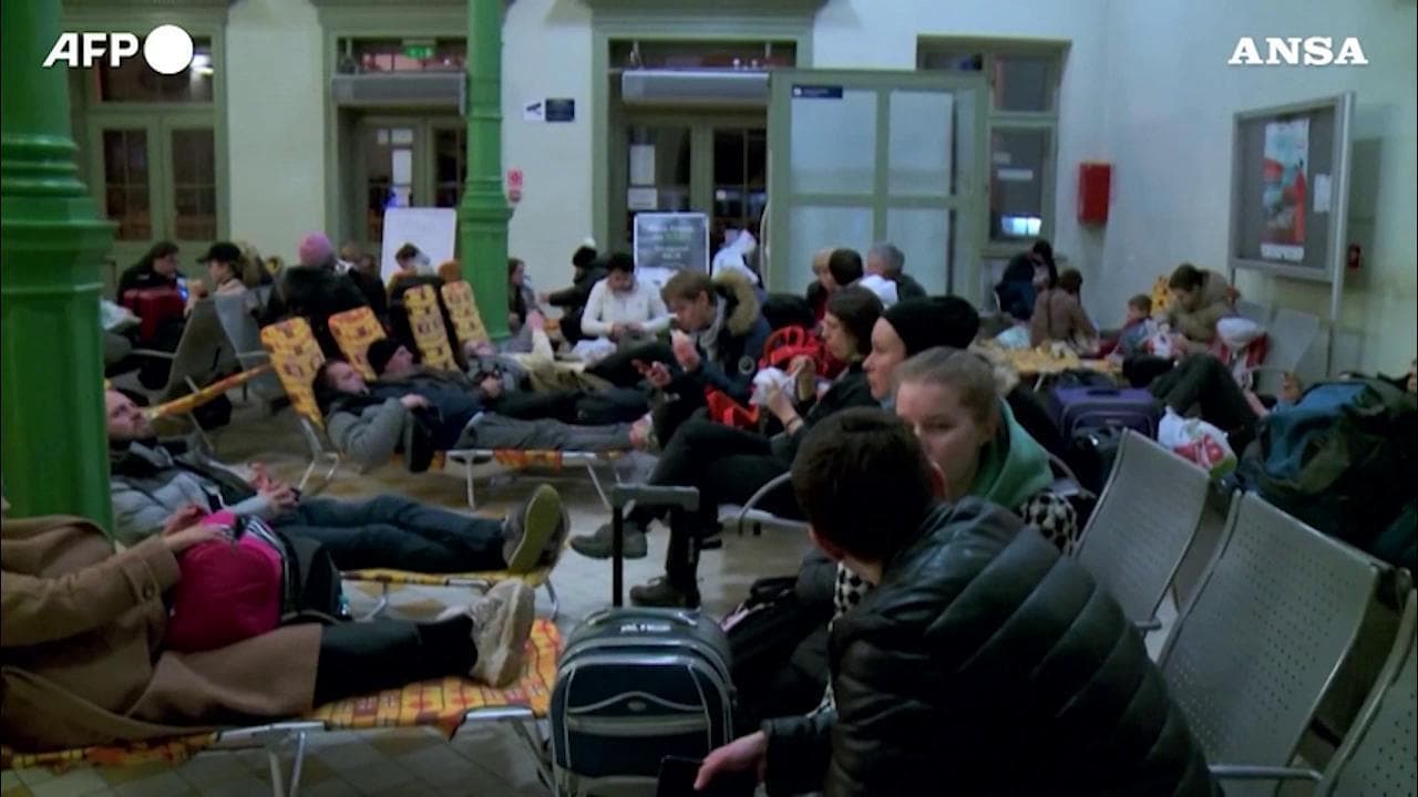 Polonia: la stazione ferroviaria diventa un centro per i profughi ucraini