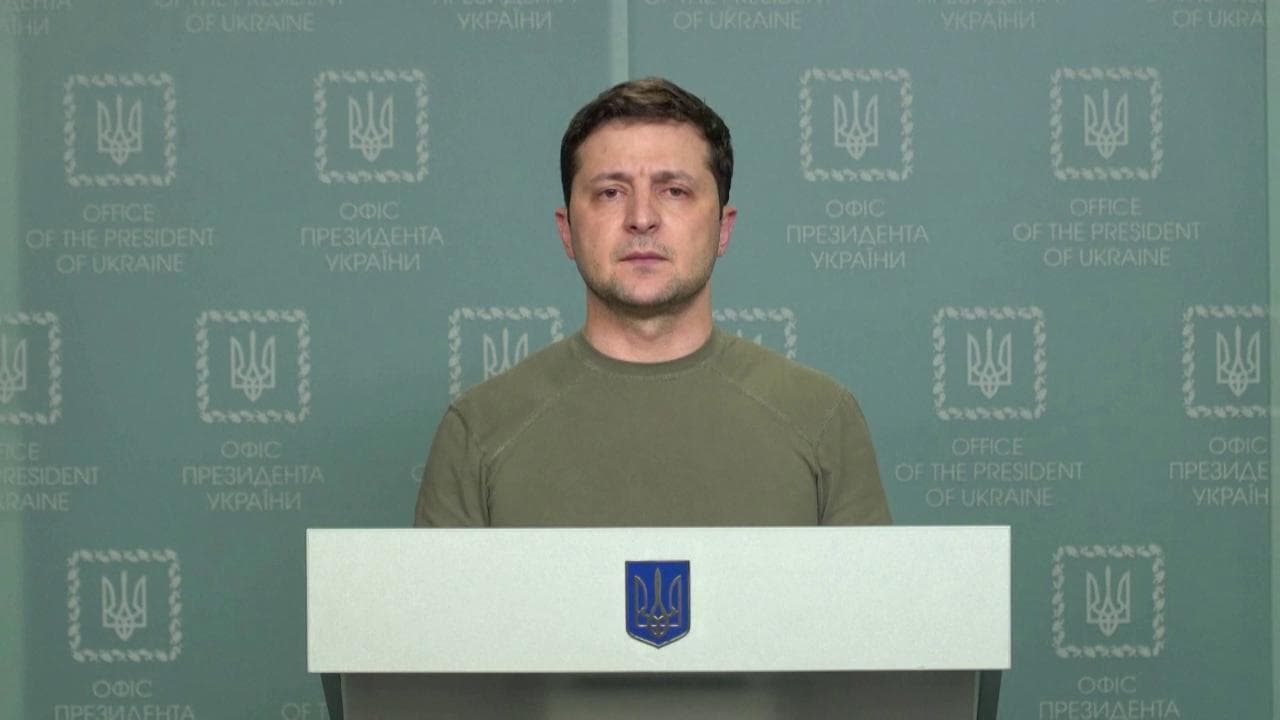 Ucraina, il presidente Zelensky: "Uccisi 137 ucraini da inizio invasione. Io resto qui"