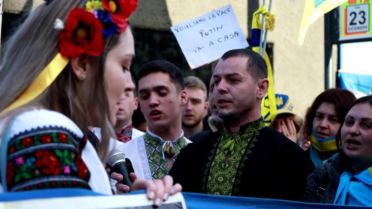 Roma, lacrime e canti partigiani al presidio degli ucraini in Italia: "Putin come Hitler"
