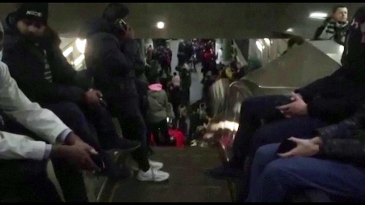 Ucraina, i cittadini di Kharkiv si rifugiano nella metropolitana per ripararsi dagli attacchi aerei