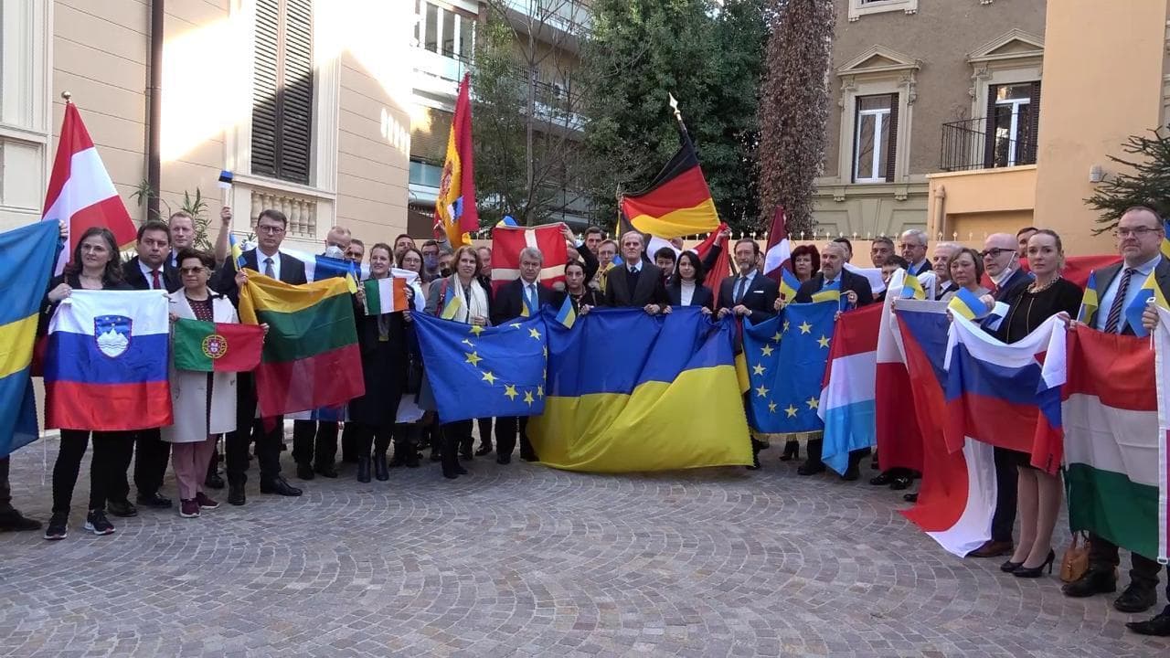 Ucraina, manifestazione di solidarietà degli ambasciatori UE a Roma: "Ci aspettiamo sanzioni forti"