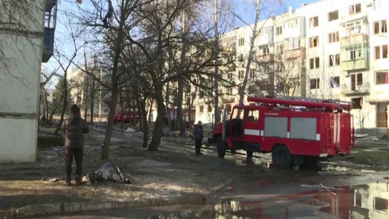 Ucraina, Chuguev dopo l'attacco: residenti feriti e in lacrime, fumo dagli edifici