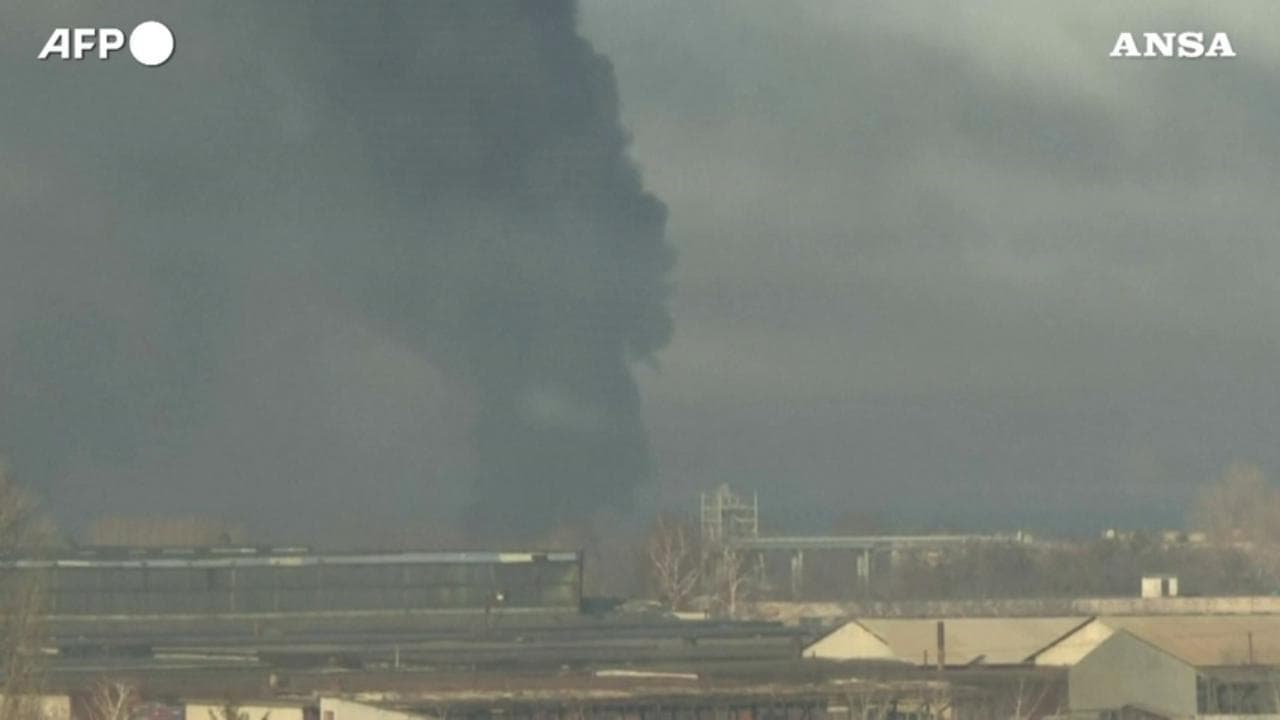 Ucraina, fumo sull'aeroporto militare a Chuguev