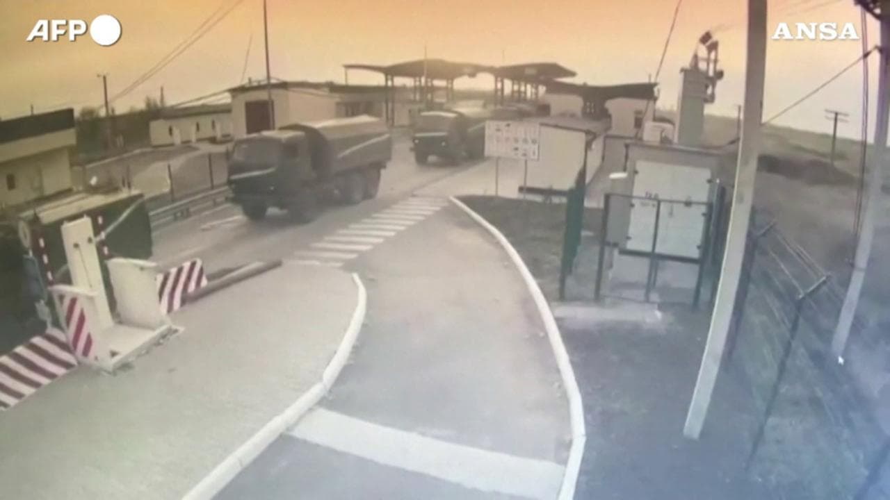Ucraina, mezzi militari russi attraversano la frontiera con la Crimea