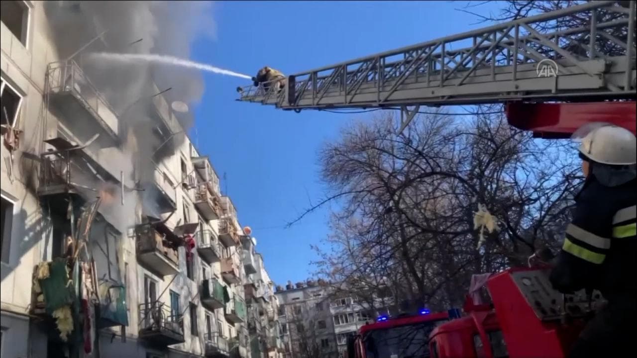 Ucraina, palazzo colpito dagli aerei russi a Chuhuiv