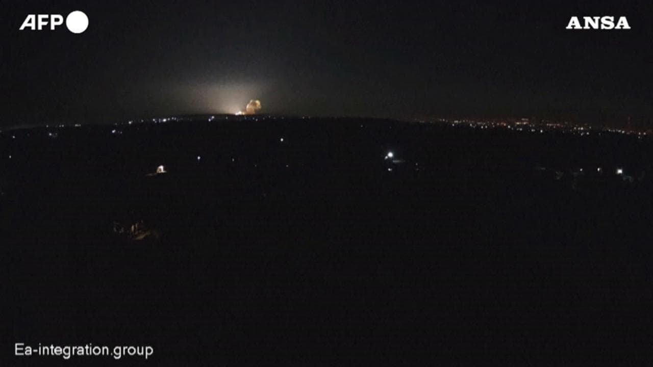 Ucraina, Kharkiv sotto attacco: le immagini delle esplosioni notturne