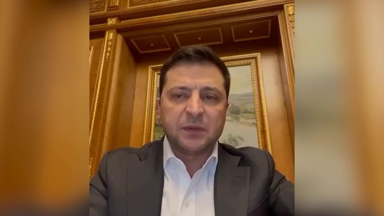 Ucraina, il presidente Zelensky proclama la legge marziale: "Siamo pronti a tutto, vinceremo"