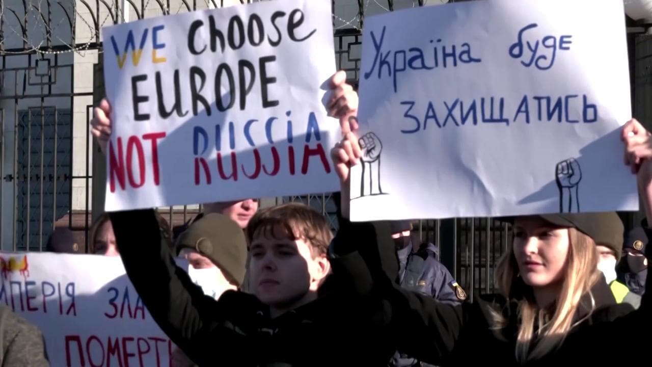 Manifestanti ucraini sventolano bandiere Ue davanti all'ambasciata russa a Kiev