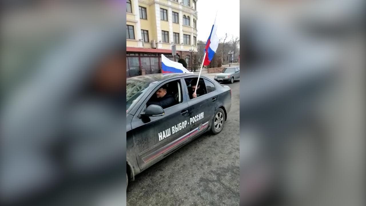 Clacson e bandiere russe: il risveglio di Donetsk