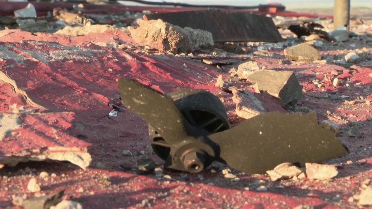 Zaporizhzhia, i russi mostrano il presunto drone che avrebbe colpito il tetto della centrale nucleare