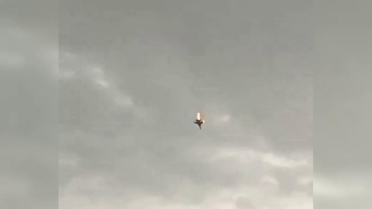 Crimea, aereo militare russo prende fuoco: il velivolo precipita al largo della costa di Sebastopoli