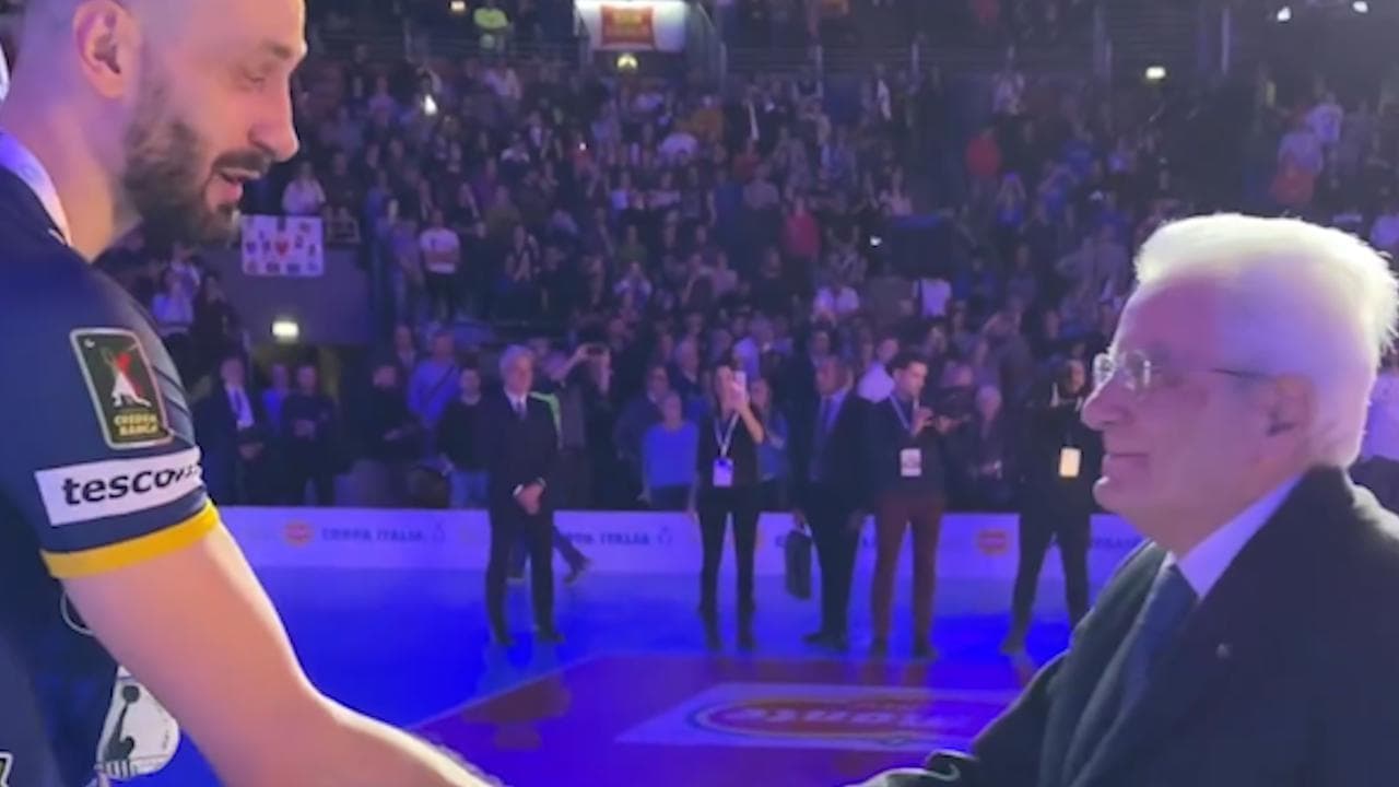 Coppa Italia di pallavolo, Mattarella è il vero show del Palazzo dello Sport: fan e giocatori in estasi