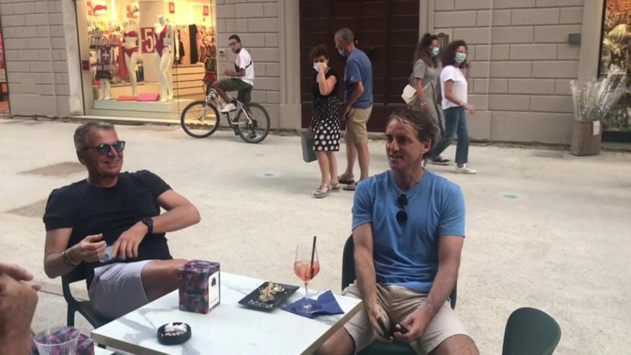 Jesi, aperitivo in centro per Roberto Mancini: selfie e cordialità con i suoi concittadini