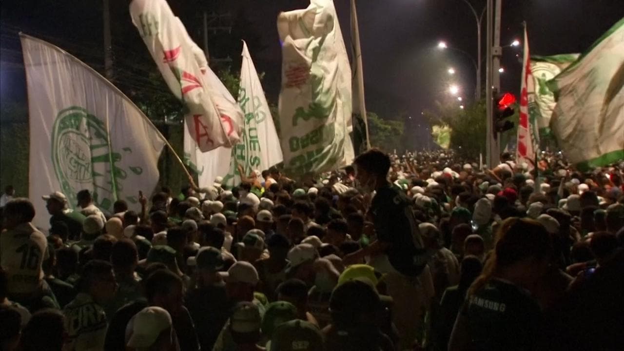 Follia dei tifosi del Palmeiras. Festeggiano la squadra ammassati e senza mascherine