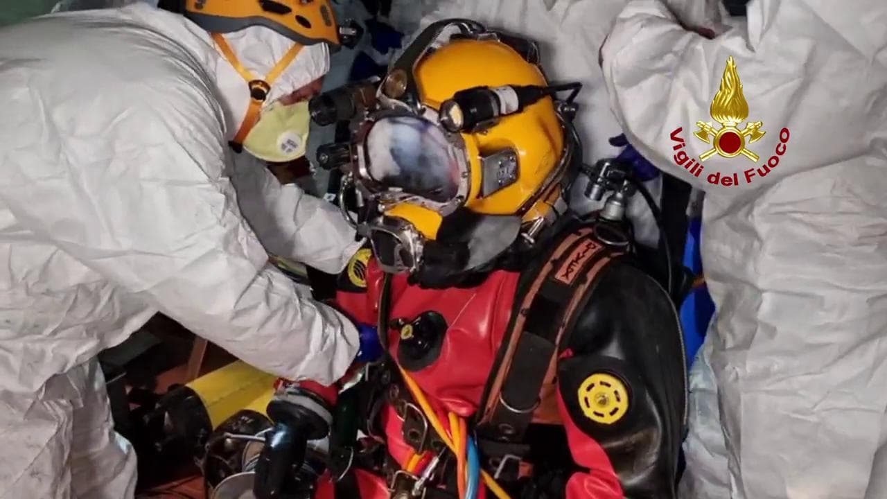 Strage di Suviana, le ricerche dei dispersi: i sub dei Vigili del fuoco usano telecamere subacquee e droni