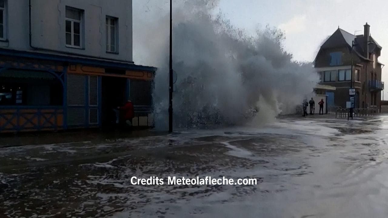 Onde più alte delle case in Francia: la tempesta Pierrick sommerge Saint-Malo