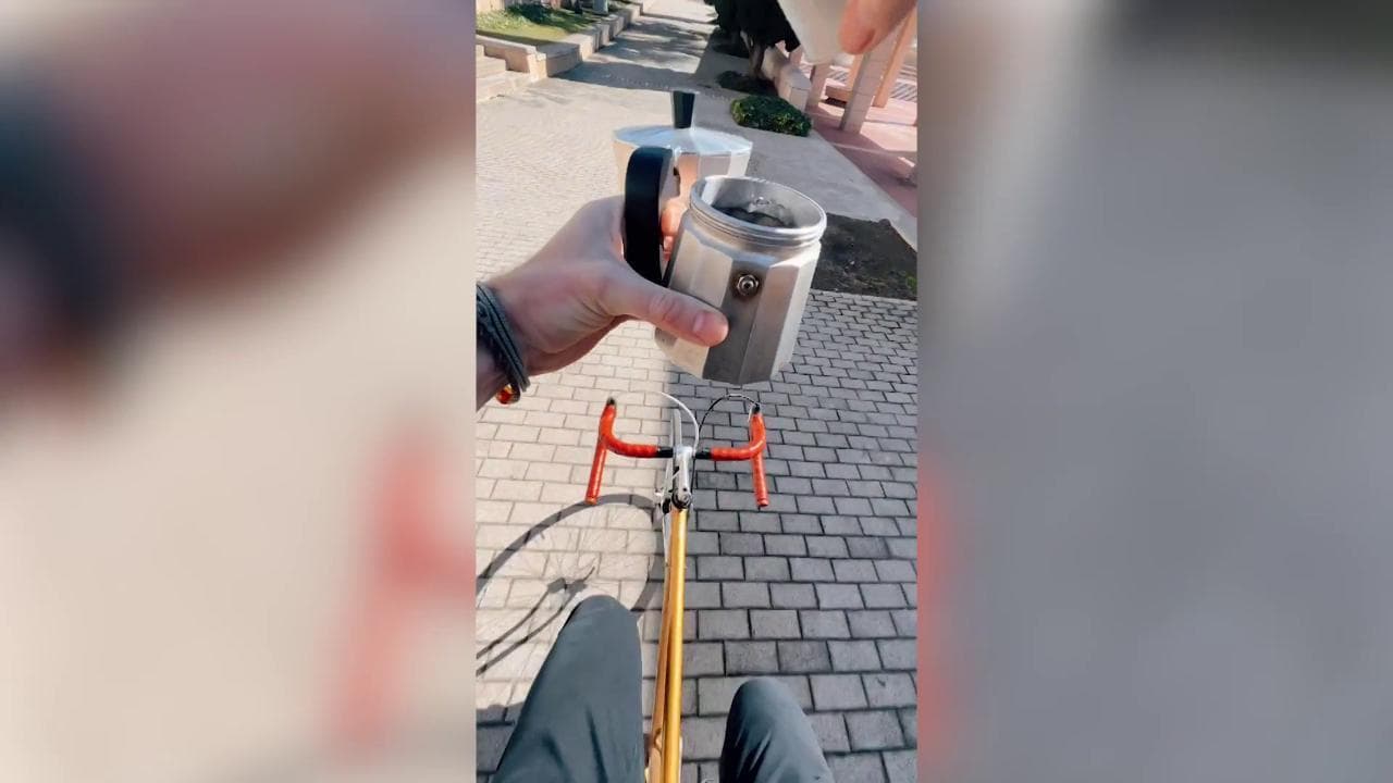 Spagna, il barista si trasforma in acrobata: prepara e beve il caffè andando in bicicletta