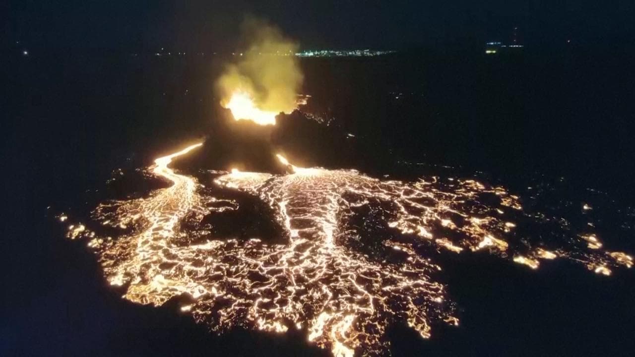 Islanda, un mare di lava incandescente: la spettacolare eruzione del vulcano vicino Grindavik