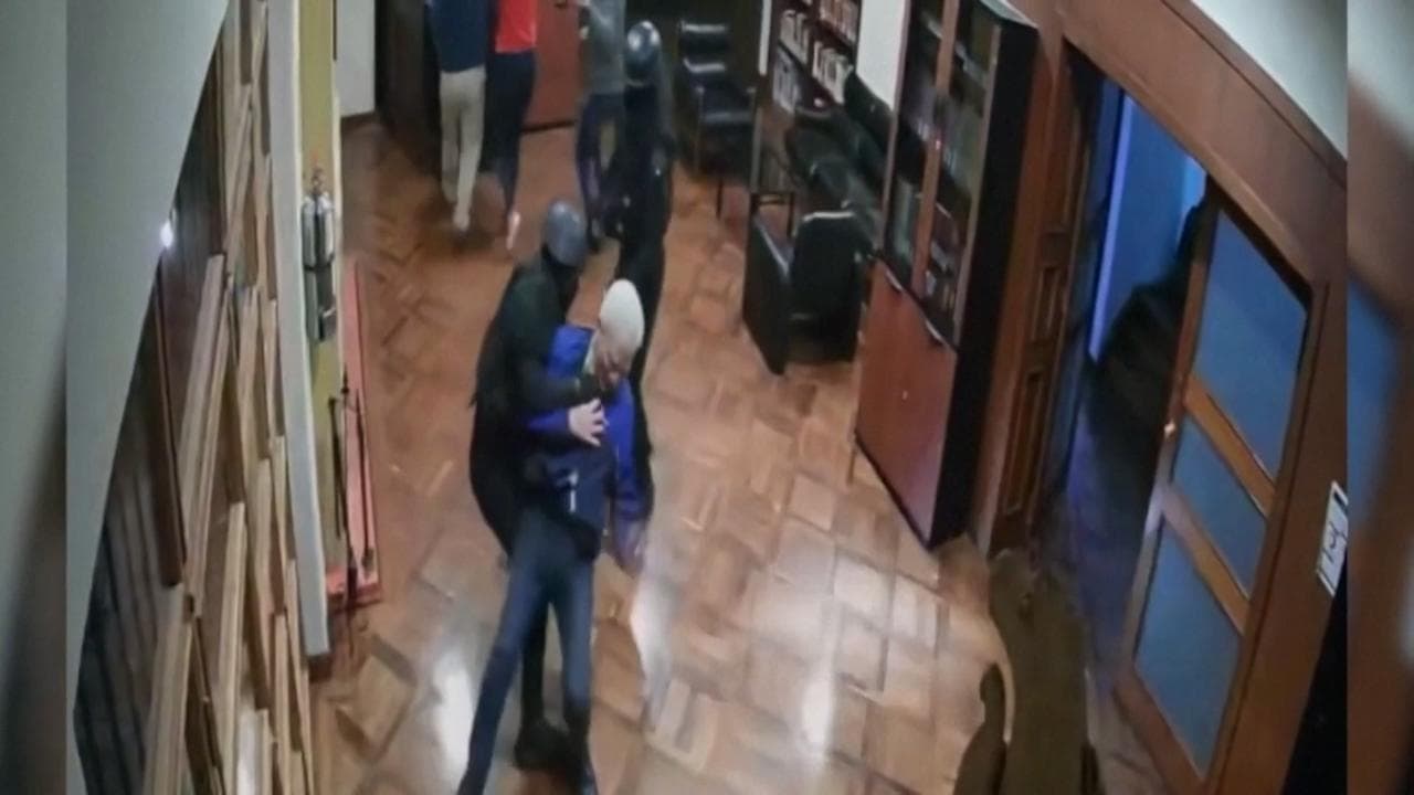 Ecuador, il video del rapimento dell'ex vicepresidente Glas dall'ambasciata messicana