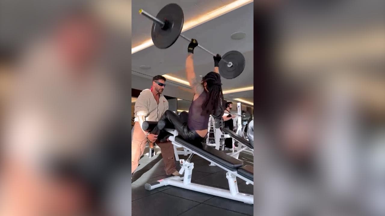 Stivali e pantaloni di pelle in palestra: ecco come si allena Lenny Kravitz a quasi 60 anni