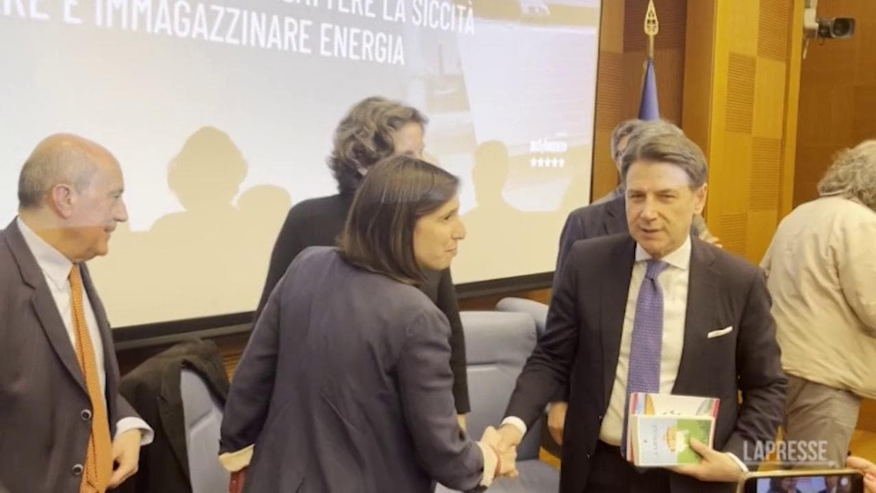 Schlein e Conte allo stesso convegno alla Camera. Stretta di mano. La segretaria dem: "Come va tra noi? Sempre bene"