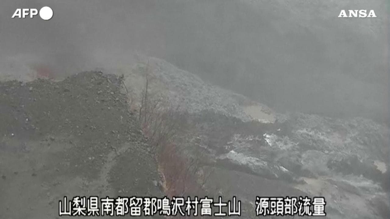 Giappone, il monte Fuji si 'trasforma' in una cascata: i detriti scorrono lungo le pendici