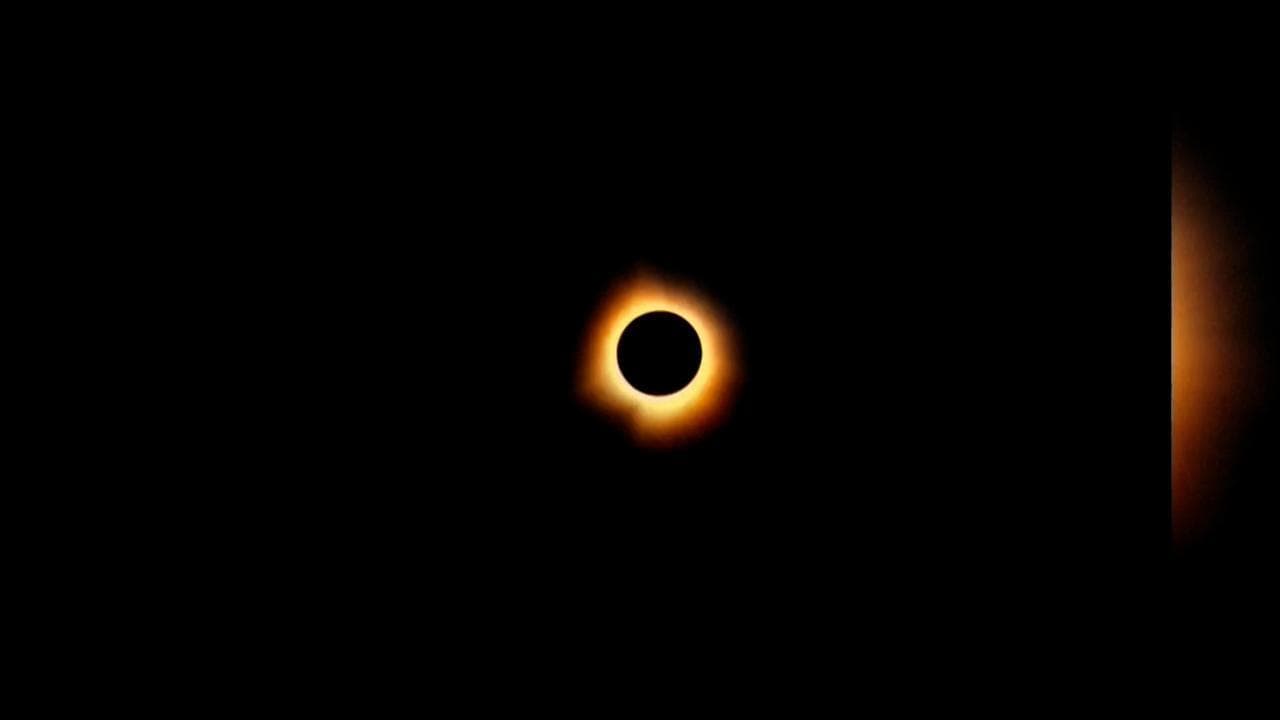 Usa, l'eclissi solare totale catturata da un aereo in volo: lo spettacolo del sole nero in Arkansas