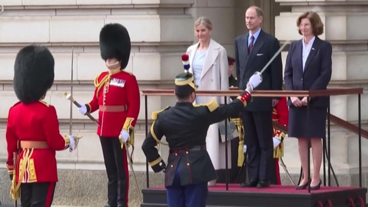 Il cambio della guardia francese a Buckingham Palace: ma non si tratta di una 'invasione'