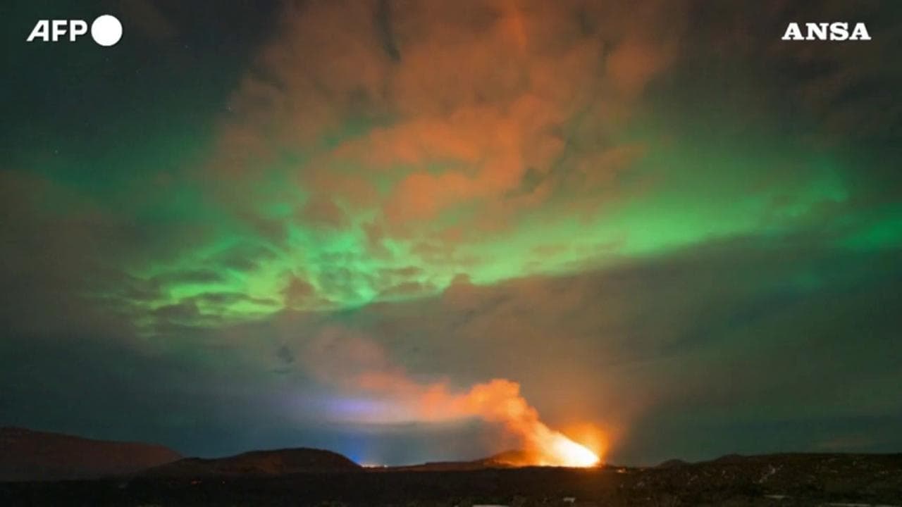 Islanda, l'aurora boreale incontra il vulcano in eruzione: spettacolo nei cieli