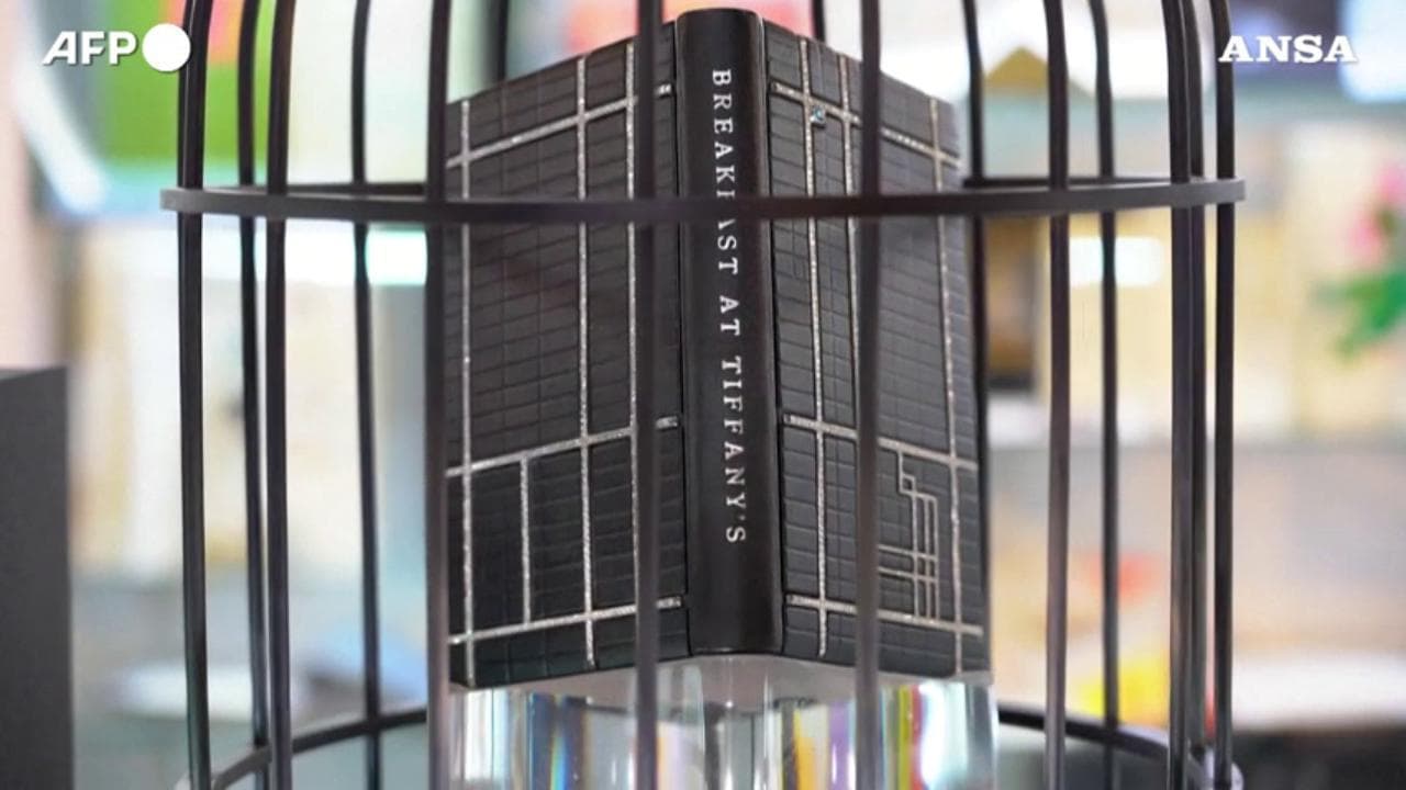 New York, in vendita un'edizione di "Colazione da Tiffany" ricoperta di diamanti
