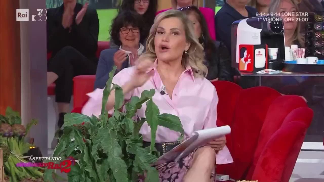 Simona Ventura conduce Citofonare Rai2 con metà viso bloccato: "Colpa del freddo, mai mollare"